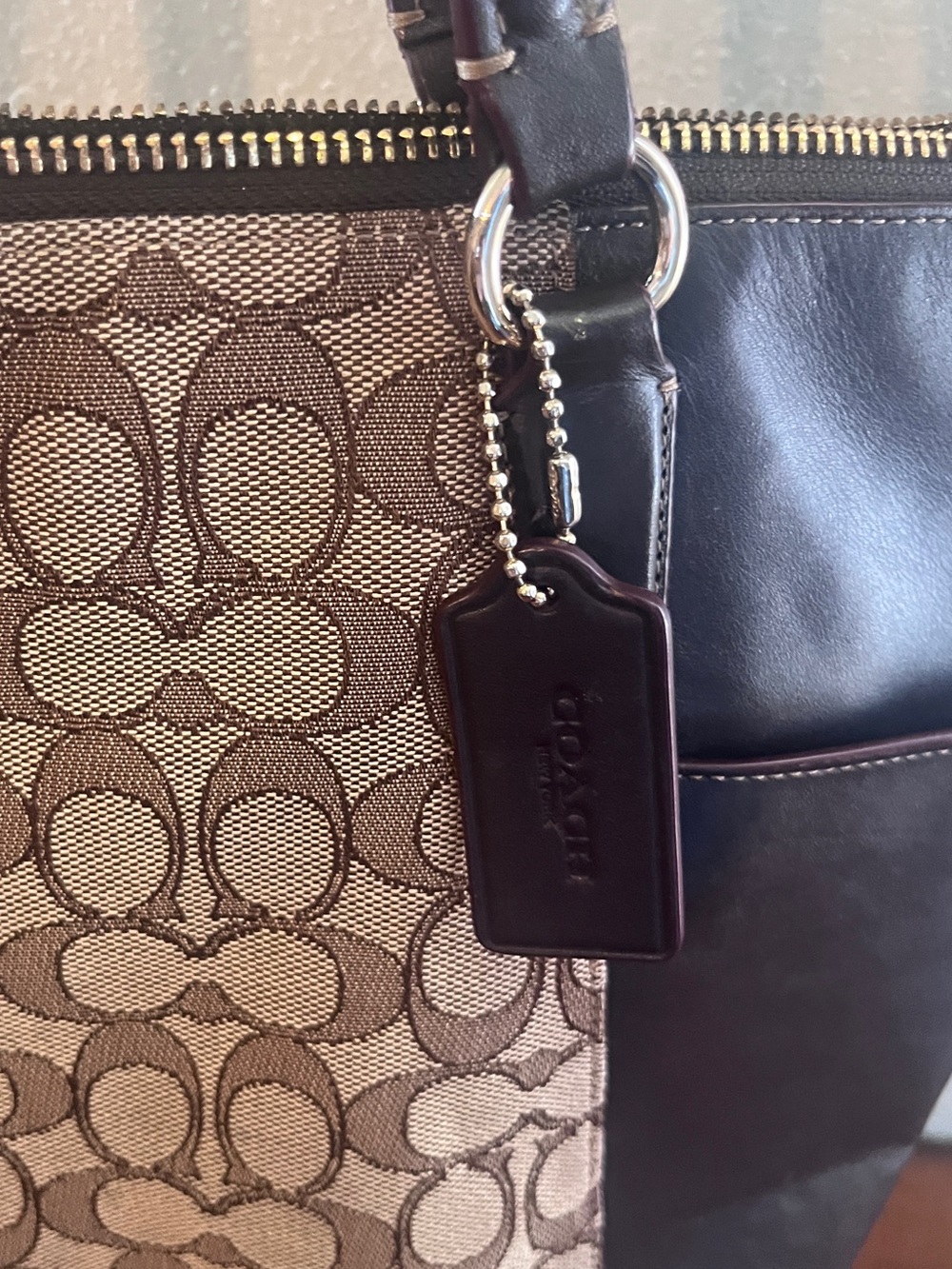 Authentic Coach Ava Tote. Signature Jacquard/dark brown leather. Gold hardware - Picture 3 of 12
